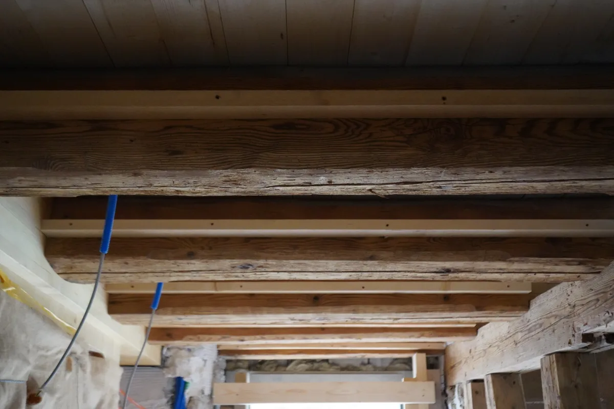 Holzbalken an einer Decke.